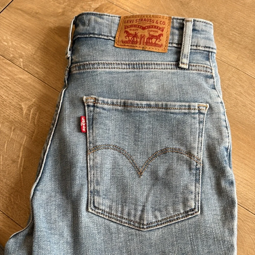 Levi’s High Rise Distressed Skinny Jeans 26x31” Lightwash - Picture 2 of 11